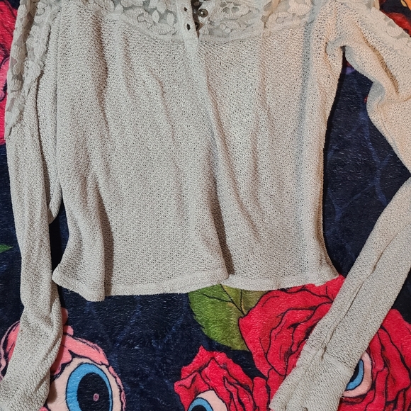 Abercrombie and Fitch lace shoulder crop - Picture 4 of 4